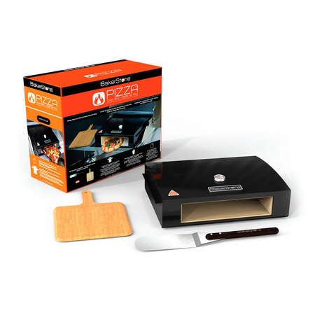 Das „Bakerstone Pizzaofen Set – schwarz“ von Bakerstone wird mit Verpackung, Holz-Pizzaschaufel und Metallspatel vor weißem Hintergrund abgebildet. Dieser vielseitige Grill-Pizzaofen verfügt über eine Keramik-Backkammer, die für hervorragende Wärmespeicherung und gleichmäßiges Backen sorgt, wodurch er sich perfekt für die Zubereitung köstlicher hausgemachter Pizzen eignet.