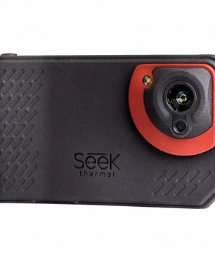 Die Seek Thermal SHOT PRO Wärmebildkamera in schwarz von Seek Thermal hat einen roten Akzent um das Objektiv und ist für Smartphones geeignet.