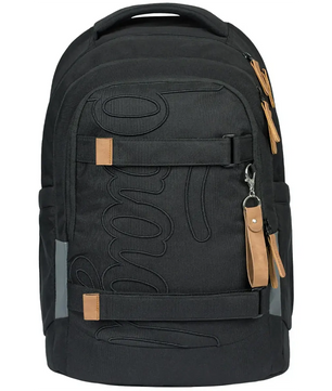 Der Baagl Skate Max Schulrucksack in Schwarz verfügt über braune Reißverschlüsse, Riemen auf der Vorderseite, geprägte Schriftzüge auf der Vordertasche und ein ergonomisches Design für ganztägigen Komfort.