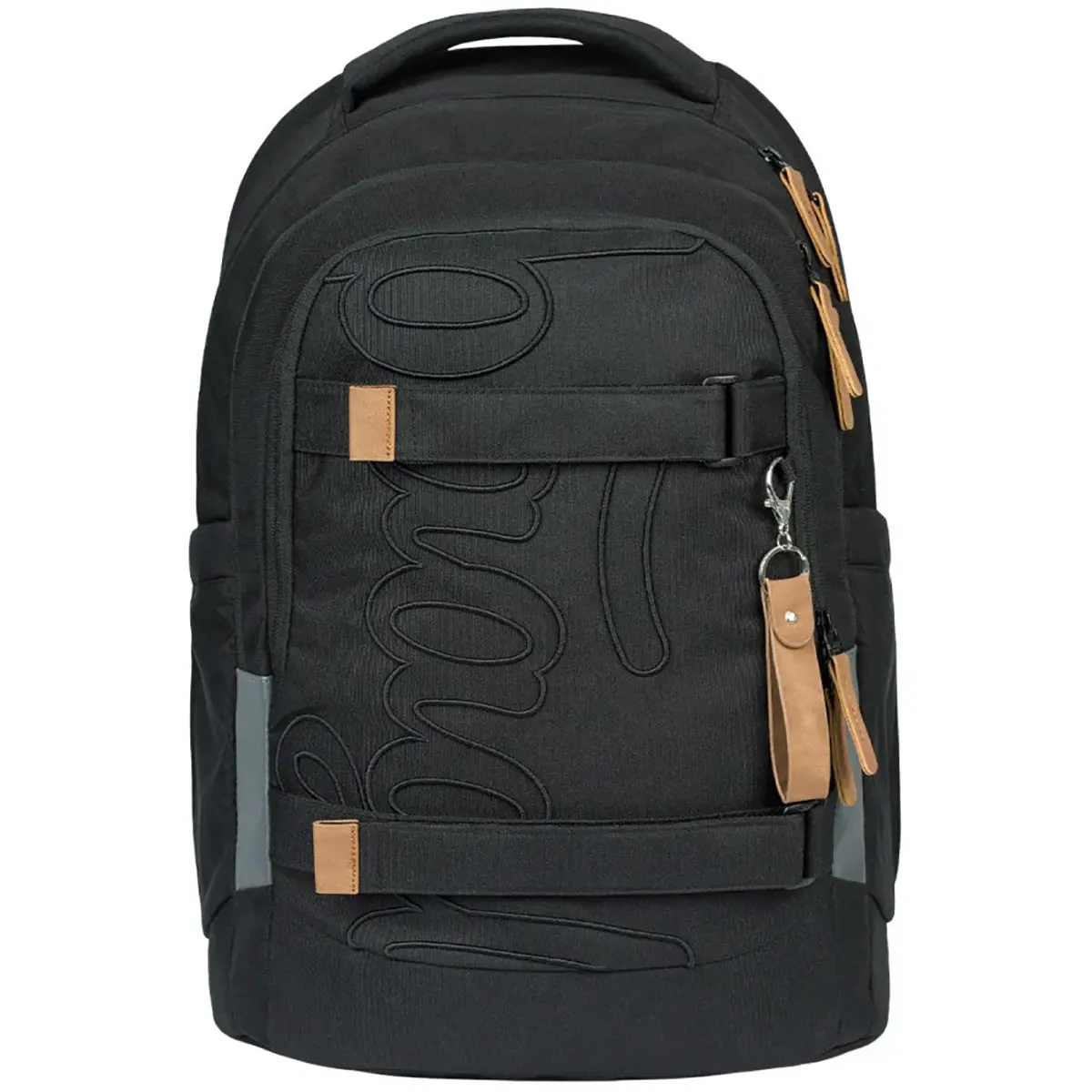 Der Baagl Skate Max Schulrucksack in Schwarz verfügt über braune Reißverschlüsse, Riemen auf der Vorderseite, geprägte Schriftzüge auf der Vordertasche und ein ergonomisches Design für ganztägigen Komfort.