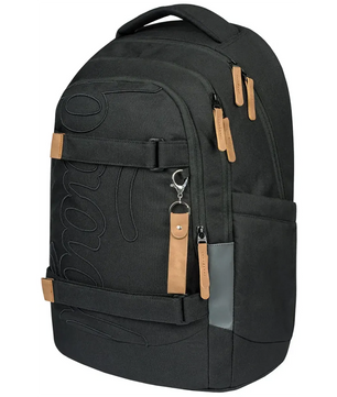 Der Baagl Skate Max Schulrucksack - schwarz verfügt über braune Reißverschlüsse, eine Seitentasche, eine dezente Logoprägung auf der Vorderseite und eine praktische Skateboardhalterung für den einfachen Transport des Boards.