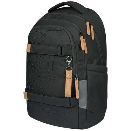 Der Baagl Skate Max Schulrucksack - schwarz verfügt über braune Reißverschlüsse, eine Seitentasche, eine dezente Logoprägung auf der Vorderseite und eine praktische Skateboardhalterung für den einfachen Transport des Boards.