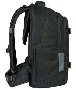 Der Baagl Skate Max Schulrucksack in Schwarz von Baagl bietet gepolsterte Schultergurte, mehrere Fächer, Seitentaschen und eine Skateboard-Halterung. Auf dem Bild ist er seitlich zu sehen.