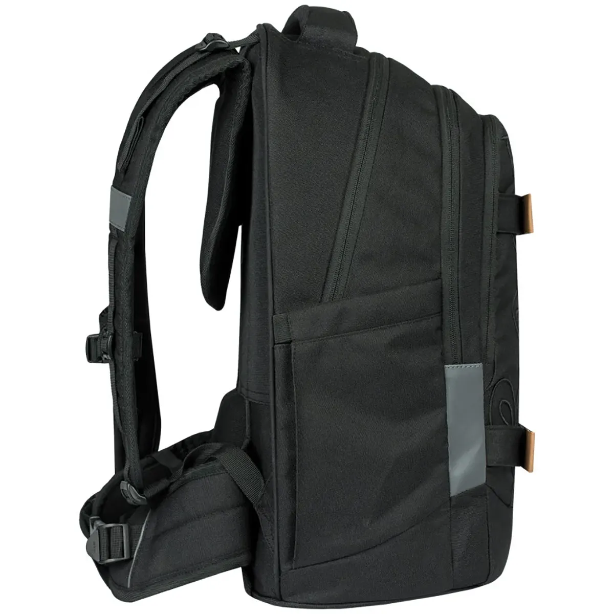 Der Baagl Skate Max Schulrucksack in Schwarz von Baagl bietet gepolsterte Schultergurte, mehrere Fächer, Seitentaschen und eine Skateboard-Halterung. Auf dem Bild ist er seitlich zu sehen.