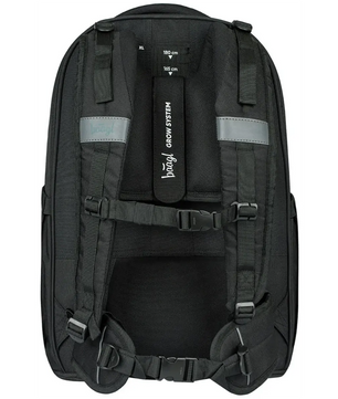 Der Baagl Skate Max Schulrucksack in schwarz verfügt über gepolsterte, verstellbare Schultergurte, einen Brustgurt und eine Größentabelle auf der Innenseite des Rückenteils.