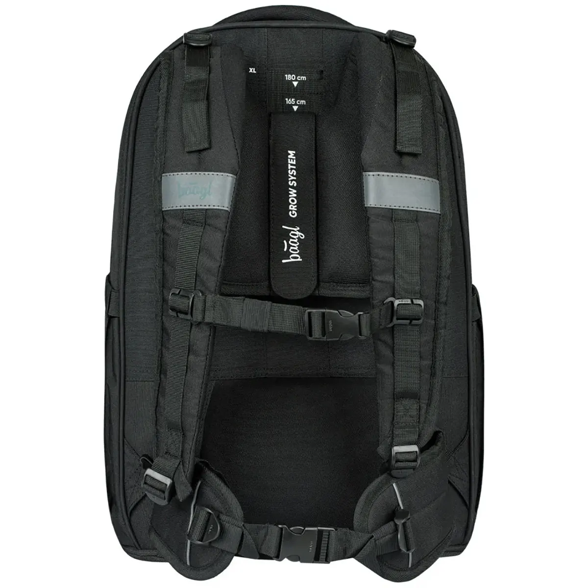Der Baagl Skate Max Schulrucksack in schwarz verfügt über gepolsterte, verstellbare Schultergurte, einen Brustgurt und eine Größentabelle auf der Innenseite des Rückenteils.