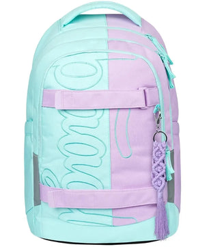 Der Baagl Skate Max Schulrucksack - rosa hat einen dekorativen Schlüsselanhänger, einen auffälligen gestickten Schriftzug und einen praktischen Skateboardhalter für aktive Tage.