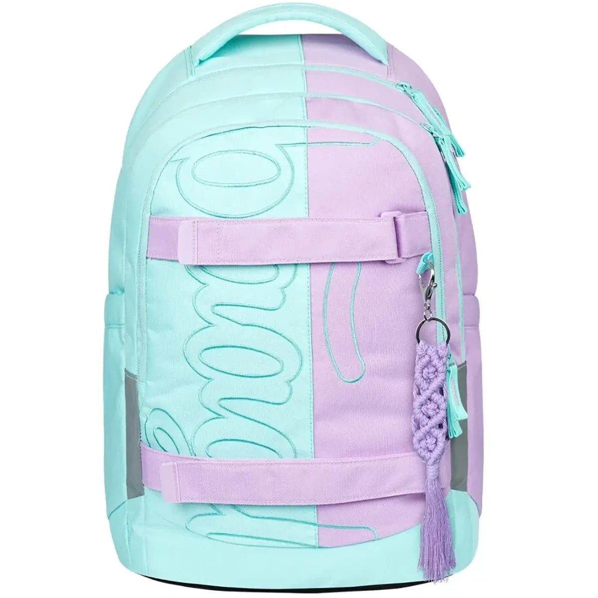 Der Baagl Skate Max Schulrucksack - rosa hat einen dekorativen Schlüsselanhänger, einen auffälligen gestickten Schriftzug und einen praktischen Skateboardhalter für aktive Tage.