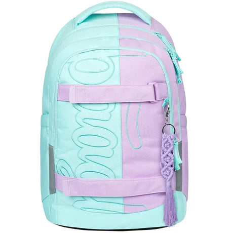 Der Baagl Skate Max Schulrucksack - rosa hat einen dekorativen Schlüsselanhänger, einen auffälligen gestickten Schriftzug und einen praktischen Skateboardhalter für aktive Tage.