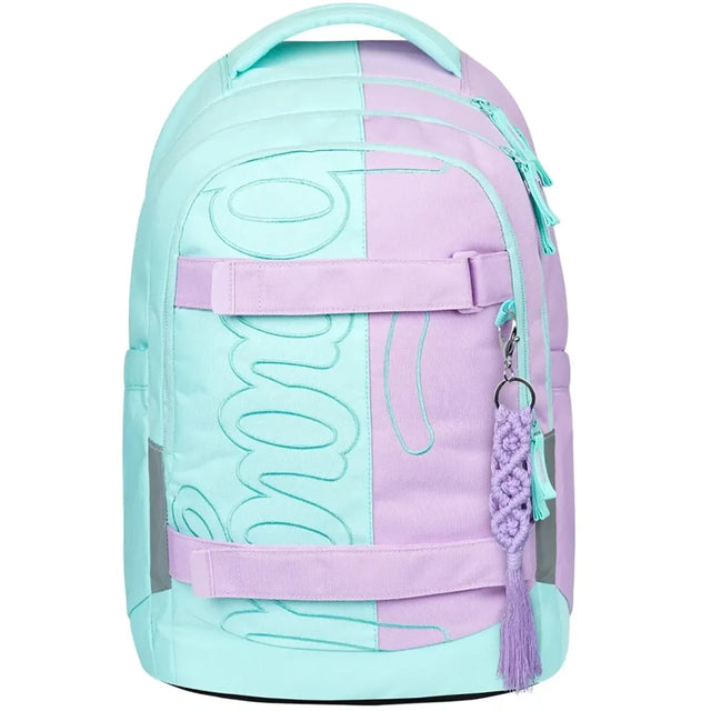 Der Baagl Skate Max Schulrucksack - rosa hat einen dekorativen Schlüsselanhänger, einen auffälligen gestickten Schriftzug und einen praktischen Skateboardhalter für aktive Tage.