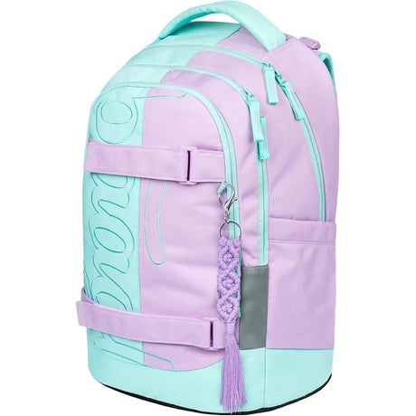 Der Baagl Skate Max Schulrucksack in rosa von Baagl ist mit mehreren Reißverschlüssen, einem geflochtenen Schlüsselbund und viel Platz ausgestattet und damit eine stylische und ergonomische Wahl für die Schule.
