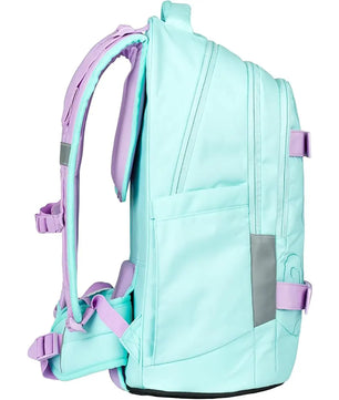 Der Baagl Skate Max Schulrucksack - rosa von Baagl zeigt sich von der Seite vor weißem Hintergrund, mit rosa Farbe, ergonomischem Design, lilafarbenen Trägern und Akzenten und einem praktischen Skateboardhalter.