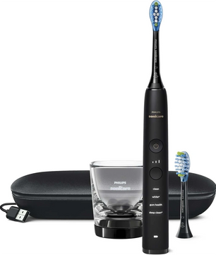 Die Philips DiamondClean 9000 HX9913/18 Schallzahnbürste in Schwarz von Philips kommt mit Ladeglas, Ersatzbürstenkopf, Reisetui und USB-Kabel für effektive Plaque-Entfernung.