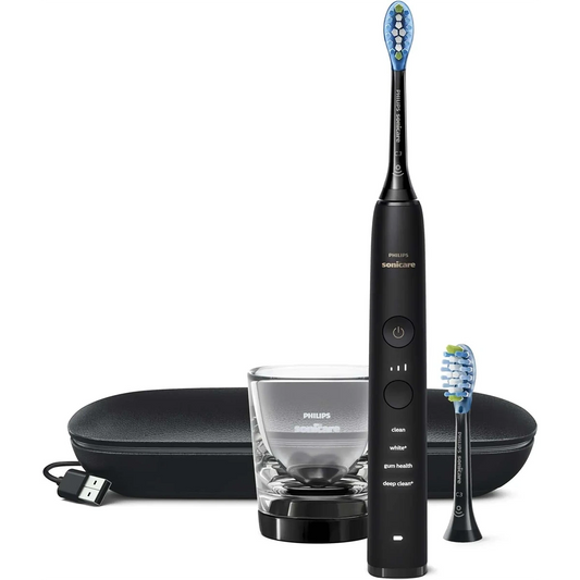 Die Philips DiamondClean 9000 HX9913/18 Schallzahnbürste in Schwarz von Philips kommt mit Ladeglas, Ersatzbürstenkopf, Reisetui und USB-Kabel für effektive Plaque-Entfernung.