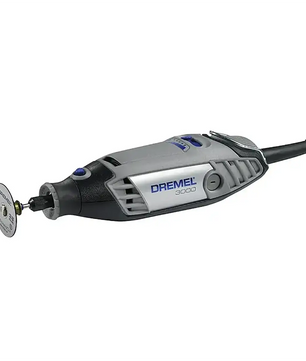 Ein Dremel 3000-15 Multifunktionswerkzeug – grau von Dremel mit aufgesetzter Trennscheibe, dargestellt auf weißem Hintergrund – ein ideales Elektrowerkzeug für Heimwerker.