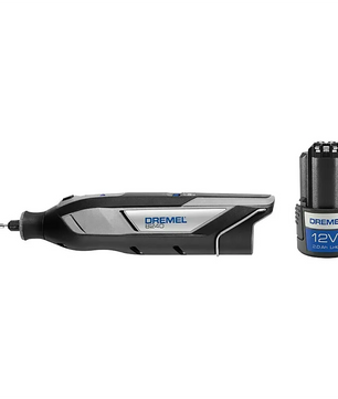 A Dremel 8240-3/45 Multifunktionswerkzeug in grau von Dremel mit montierter Trennscheibe und separatem 12V Akku-Werkzeug Akku.