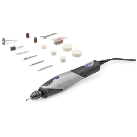 Das Dremel Stylo+ Multifunktionswerkzeug – grau der Marke Dremel mit verschiedenen Aufsätzen und Zubehörteilen wird vor einem weißen Hintergrund präsentiert.