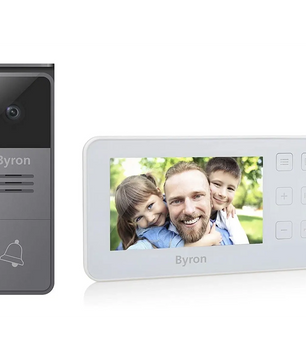 Die Video-Türsprechanlage Byron DIC-24512 in Weiß verfügt über eine Kameraeinheit und einen Monitor, auf dem beispielsweise ein lächelnder Mann mit zwei Kindern zu sehen ist. Dank der 2-Draht-Verbindung und der integrierten Infrarotkamera liefert dieses System von Byron auch bei Dunkelheit klare Bilder und lässt sich zudem einfach installieren.
