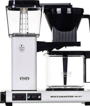 Die Technivorm Moccamaster KBG Select Filterkaffeemaschine – weiß verfügt über eine Glaskanne, schwarze Akzente und benutzerfreundliche Bedienelemente am Sockel und sorgt jedes Mal für eine hervorragende Kaffeezubereitung.