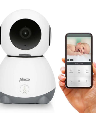 Eine Hand hält ein Telefon, auf dem die Alecto SmartBaby 10 App neben dem Alecto SmartBaby 10 Video-Babyphone von Alecto angezeigt wird.