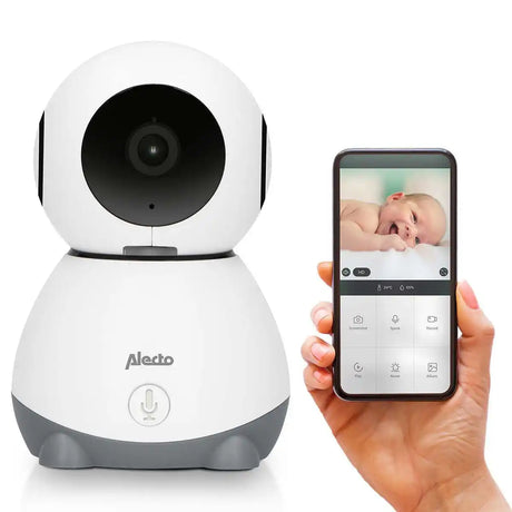 Eine Hand hält ein Telefon, auf dem die Alecto SmartBaby 10 App neben dem Alecto SmartBaby 10 Video-Babyphone von Alecto angezeigt wird.