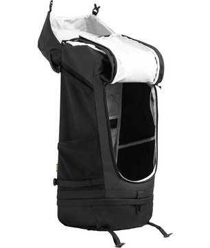 Der NOMAD Batura 70 l Trekkingrucksack in Schwarz ist mit geöffnetem Deckel und Frontfach abgebildet, wodurch das weiße Innenfutter zum Vorschein kommt.