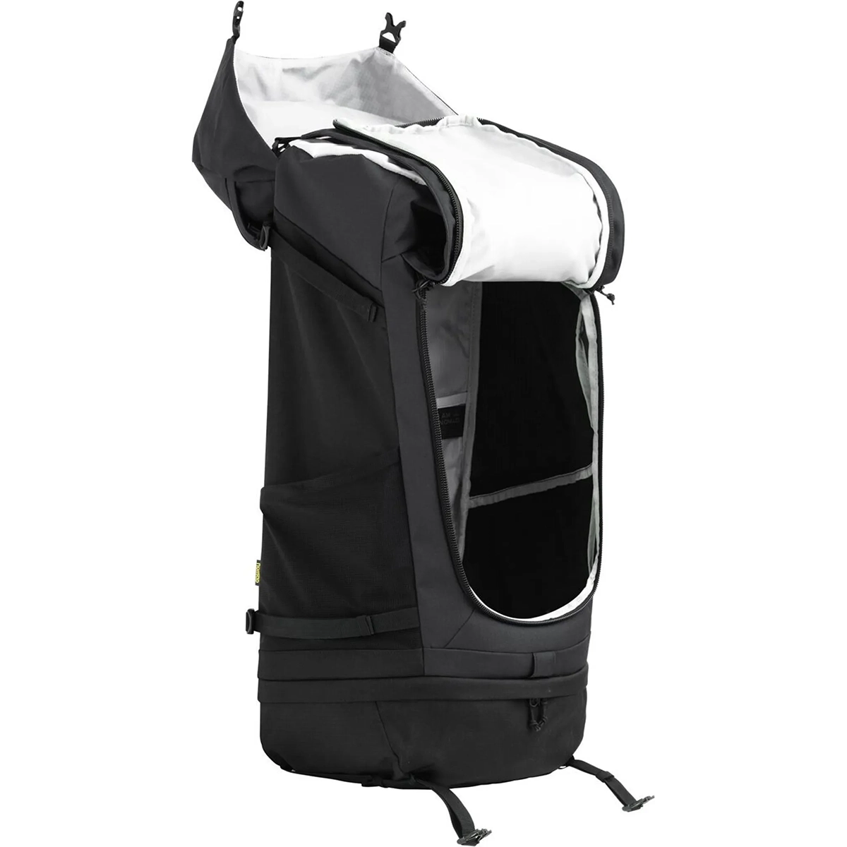 Der NOMAD Batura 70 l Trekkingrucksack in Schwarz ist mit geöffnetem Deckel und Frontfach abgebildet, wodurch das weiße Innenfutter zum Vorschein kommt.