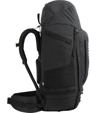 Der NOMAD Batura 70 l Trekkingrucksack in Schwarz von NOMAD mit gepolsterten Schultergurten und mehreren Fächern wird von der Seite gezeigt.