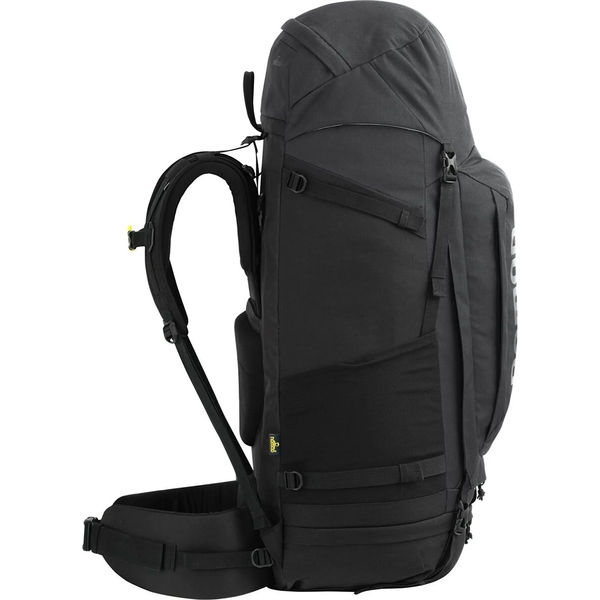 Der NOMAD Batura 70 l Trekkingrucksack in Schwarz von NOMAD mit gepolsterten Schultergurten und mehreren Fächern wird von der Seite gezeigt.