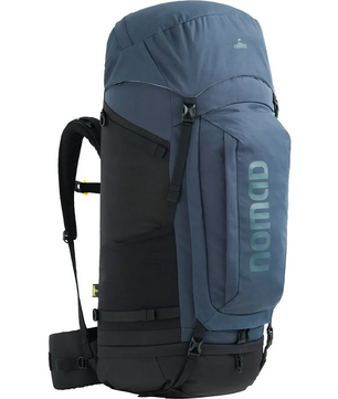 Der NOMAD Batura 70 l Trekkingrucksack in Blau hat gepolsterte Gurte, ein geräumiges Fassungsvermögen von 70 Litern und einen vertikalen Aufdruck "NOMAD" an der Seite.