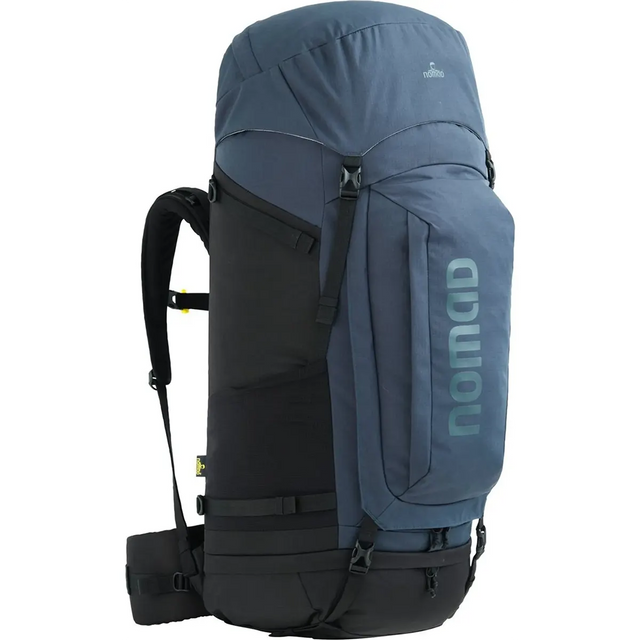 Der NOMAD Batura 70 l Trekkingrucksack in Blau hat gepolsterte Gurte, ein geräumiges Fassungsvermögen von 70 Litern und einen vertikalen Aufdruck "NOMAD" an der Seite.