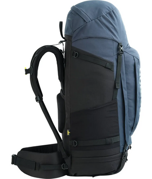 Der NOMAD Batura 70 l Trekkingrucksack in Blau verfügt über mehrere Gurte sowie eine gepolsterte Schulter- und Hüftauflage, hier in der Seitenansicht.