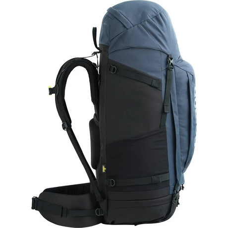 Der NOMAD Batura 70 l Trekkingrucksack in Blau verfügt über mehrere Gurte sowie eine gepolsterte Schulter- und Hüftauflage, hier in der Seitenansicht.