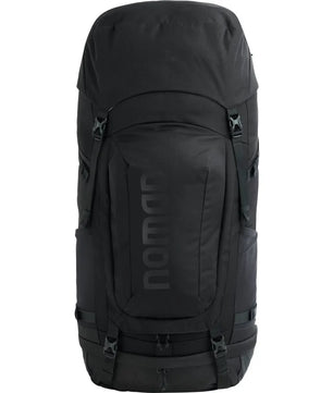 Der NOMAD Batura 55 l Trekkingrucksack in Schwarz hat ein geräumiges Fassungsvermögen von 55 Litern und trägt den Schriftzug NOMAD senkrecht auf der Fronttasche.