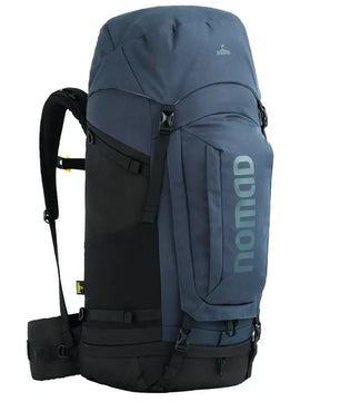 Der NOMAD Batura 55 l Trekkingrucksack in blau, von NOMAD, ist aufrecht auf weißem Hintergrund abgebildet.