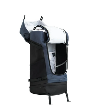 Der NOMAD Batura 55 l Trekkingrucksack in Blau ist mit geöffnetem Deckel und Frontfach abgebildet, wodurch geräumige Innentaschen zum Vorschein kommen.