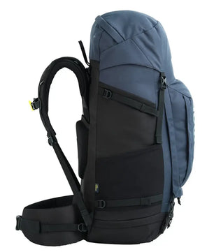 Seitenansicht des NOMAD Batura 55 l Trekkingrucksack in blau, mit mehreren Gurten und gepolsterter Schulterauflage von NOMAD.