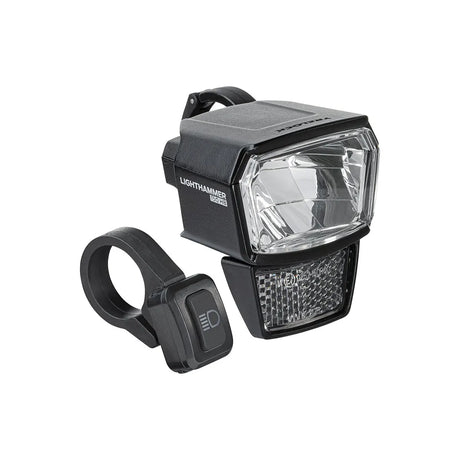 Der TRELOCK LS 940-HB Frontscheinwerfer in schwarz, StVZO-geprüft mit 150 Lux Helligkeit, kommt mit einer Halterung und separatem Lenkerschalter von TRELOCK, abgebildet auf weißem Hintergrund.