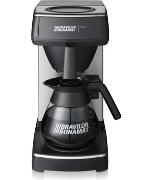 Die Bravilor Bonamat Novo Kaffeemaschine - schwarz - von Bravilor Bonamat steht mit einer vollen Glaskanne auf der Heizplatte und eignet sich ideal fürs Büro.