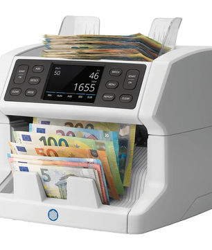 Der Safescan 2865-S Banknotenzähler – weiß von Safescan zählt einen Stapel verschiedener Euro-Banknoten und zeigt die Zählergebnisse auf seinem digitalen Display an.