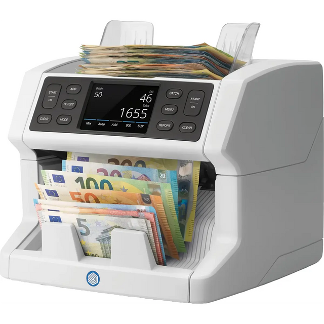 Der Safescan 2865-S Banknotenzähler – weiß von Safescan zählt einen Stapel verschiedener Euro-Banknoten und zeigt die Zählergebnisse auf seinem digitalen Display an.