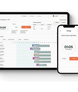Ein Tablet und ein Smartphone zeigen eine App zur Zeiterfassung an, die das TimeMoto Zeiterfassungssystem - Schwarz für eine effiziente digitale Zeiterfassung nutzt.