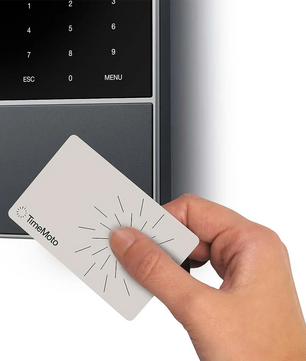 Eine Hand hält eine TimeMoto-Karte an das TimeMoto Zeiterfassungssystem - Schwarz, zeigt moderne digitale Arbeitszeiterfassung mit dem Zeiterfassungssystem von TimeMoto.