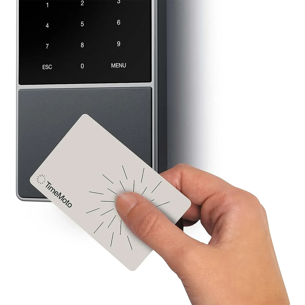 Eine Hand hält eine TimeMoto-Karte an das TimeMoto Zeiterfassungssystem - Schwarz, zeigt moderne digitale Arbeitszeiterfassung mit dem Zeiterfassungssystem von TimeMoto.