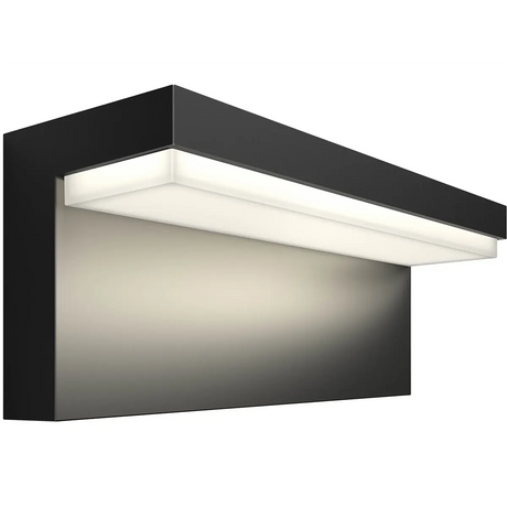Die Philips Hue Nyro Outdoor Wandleuchte in Schwarz von Philips verfügt über ein modernes, rechteckiges Design mit einem gefrosteten, horizontalen Lichtpaneel und eignet sich perfekt als intelligente Wandleuchte für eine stilvolle Gartenbeleuchtung.