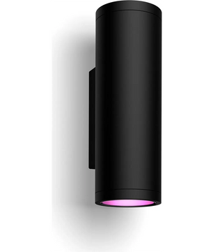 Die Philips Hue Outdoor Appear Wandleuchte - Schwarz von Philips ist eine schwarze, zylindrische Wandleuchte, die ein sanftes, rosafarbenes Licht nach unten abstrahlt und Ihren Außenbereich elegant und intelligent beleuchtet.