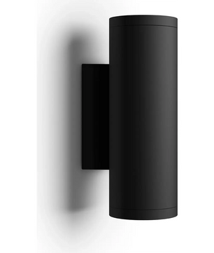 Die Philips Hue Outdoor Appear Wandleuchte in Schwarz von Philips ist an einer weißen Wand angebracht und wirft einen dezenten Schatten.