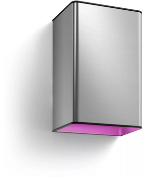 Eine silberne Wandleuchte, wie beispielsweise die „Philips Hue Resonate White and Color Außenwandleuchte – Edelstahl“ von Philips, hat eine leuchtend rosa Unterseite und taucht eine weiße Wand in ein strahlendes weißes und farbiges Licht.