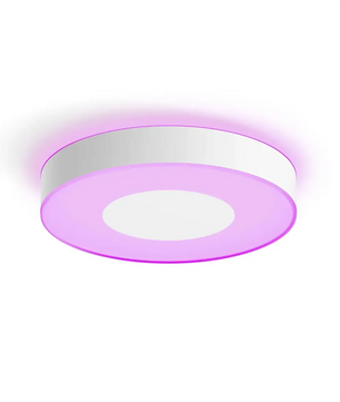 Die Philips Hue Xamento LED-Deckenleuchte in Weiß von Philips besticht durch ein modernes, rundes Design mit einem leuchtend violetten Rand und einem weißen Zentrum. Sie eignet sich ideal für die Smart-Home-Beleuchtung und lässt sich problemlos an einer weißen Decke montieren.