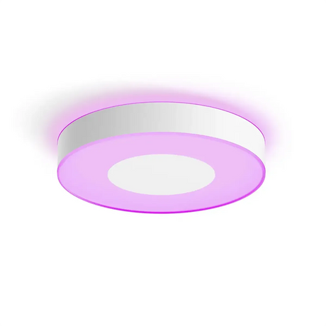 Die Philips Hue Xamento LED-Deckenleuchte in Weiß von Philips besticht durch ein modernes, rundes Design mit einem leuchtend violetten Rand und einem weißen Zentrum. Sie eignet sich ideal für die Smart-Home-Beleuchtung und lässt sich problemlos an einer weißen Decke montieren.